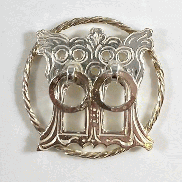 Eyelet majuskel with circle pendant (pair)